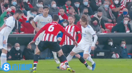 外围一脚远射力度十足！ 门神成功扑救