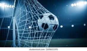 内马尔在桑托斯关键比赛中上演帽子戏法，助球队保级成功，展现坚韧与决心。